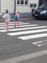 Kinder überqueren Zebrastreifen